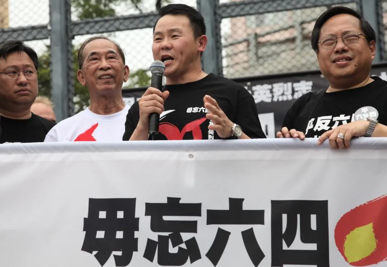 Xiong Yan (2º dcha.), uno de los 21 manifestantes "más buscados" de la plaza de Tiananmen en 1989, habla con líderes prodemocráticos locales antes de participar en una manifestación por las calles de Hong Kong el 31 de mayo de 2009. (Samantha Sin/AFP vía Getty Images)