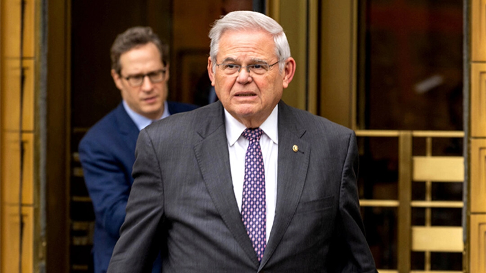 El senador demócrata Bob Menendez sale de la Corte Federal de Manhattan en Nueva York, el 14 de mayo de 2024. (Alex Kent/AFP vía Getty Images)