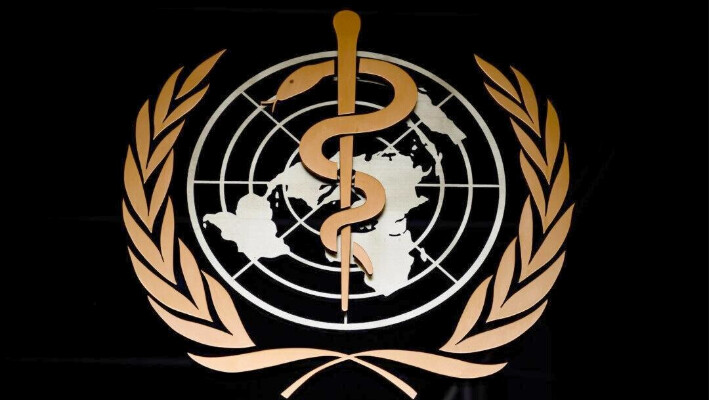 El logotipo de la Organización Mundial de la Salud se ve en la entrada de su sede en Ginebra, Suiza, el 9 de marzo de 2020. (Fabrice Coffrini/AFP vía Getty Images)