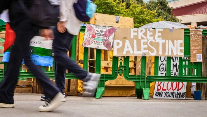 Estudiantes de la Universidad de California-Irvine protestan contra el conflicto entre Israel y Hamás en Irvine, California, el 2 de mayo de 2024. (John Fredricks/The Epoch Times)