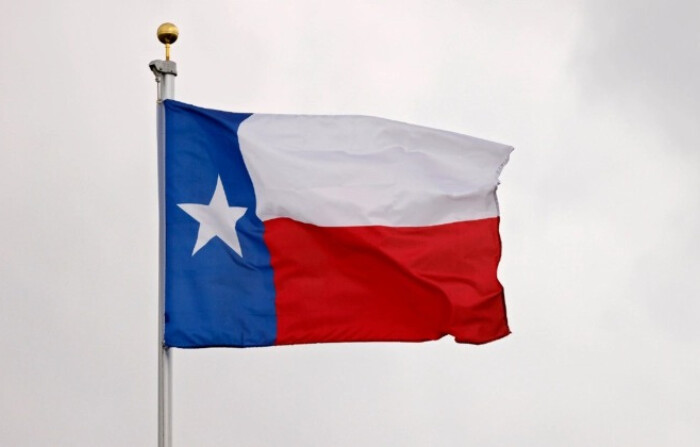 Vista general de la bandera del estado de Texas durante un evento en San Antonio, Texas, el 30 de marzo de 2023. (Mike Mulholland/Getty Images)