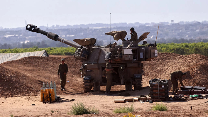 Tropas israelíes ocupan una posición con una unidad de artillería móvil cerca de la frontera con la Franja de Gaza el 8 de mayo de 2024. (Jack Guez/AFP vía Getty Images)