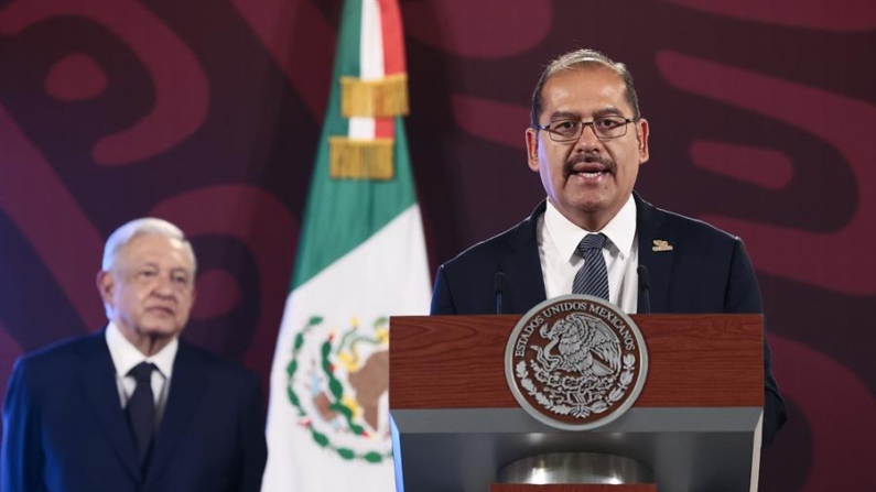 El gerente del Centro Nacional de Control de Energía, Mauricio Cuéllar participa durante la conferencia de prensa matutina del presidente de México, Andrés Manuel López Obrador este jueves 16 de mayo de 2024 en Palacio Nacional de la Ciudad de México (México). EFE/ José Méndez