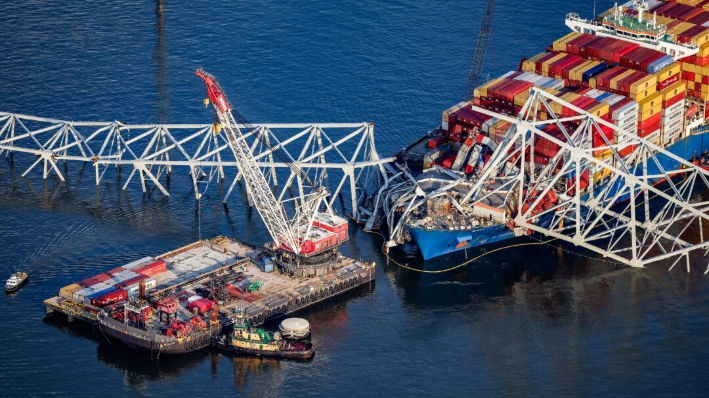 En una vista aérea, los equipos de salvamento continúan retirando los restos del carguero Dali después de que se atascara y derrumbara el puente Francis Scott Key en el puerto de Baltimore, Maryland, el 9 de abril de 2024. (Kevin Dietsch/Getty Images)