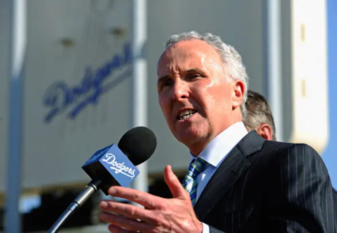 El propietario de Los Angeles Dodgers, Frank McCourt, habla en una conferencia de prensa en el Dodger Stadium antes de un partido entre los St. Louis Cardinals y Los Angeles Dodgers, en Los Ángeles, California, el 14 de abril de 2011. (Kevork Djansezian/Getty Images)