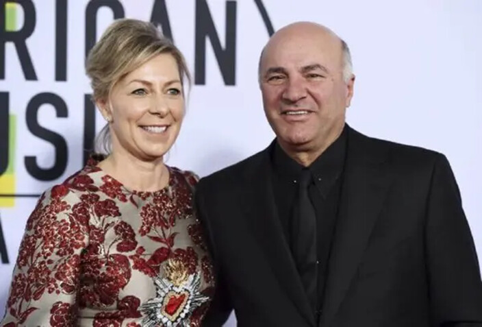 Linda y Kevin O'Leary llegan a los American Music Awards en el Microsoft Theater de Los Ángeles, el 19 de noviembre de 2017. (Jordan Strauss/Invision/AP, Archivo)