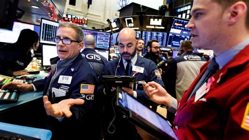 Foto de archivo de varios trabajadores de la bolsa de Wall Street durante su jornada en Nueva York (Estados Unidos). EFE/ Justin Lane