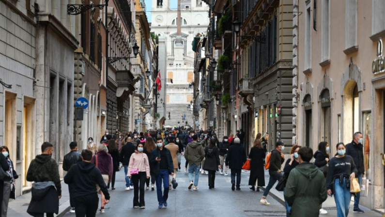 Una vista general muestra a la gente caminando por la calle comercial de lujo Via dei Condotti, con la iglesia Trinita dei Monti en el fondo, en el centro de Roma (Italia) el 14 de noviembre de 2020. (Alberto Pizzoli/AFP vía Getty Images)