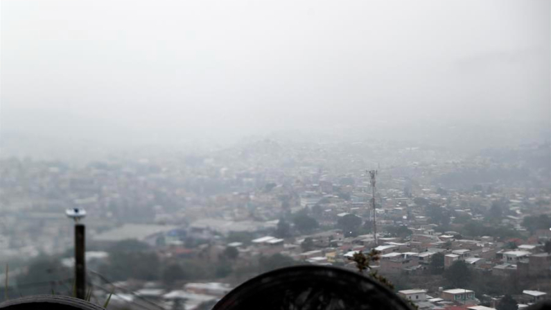 Fotografía del 8 de mayo de 2024 que muestra la capa de humo y contaminación que cubre la ciudad de Tegucigalpa (Honduras). EFE/ Gustavo Amador