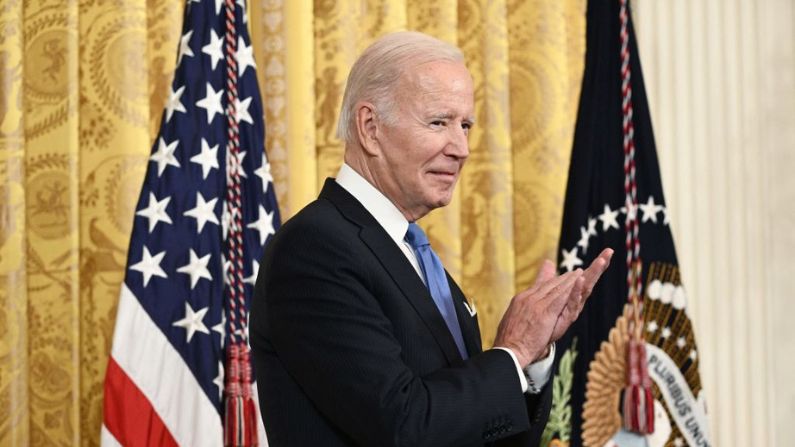 El presidente estadounidense Biden Joe Biden aplaude durante una recepción del Mes de la Herencia Hispana en el Salón Este de la Casa Blanca en Washington, DC, en 2022. (Brendan Smialowski/AFP)