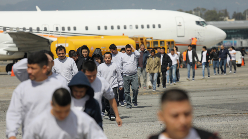 Inmigrantes guatemaltecos deportados de los Estados Unidos llegan en un vuelo de deportación de ICE el 9 de febrero de 2017 en la Ciudad de Guatemala, Guatemala. (John Moore/Getty Images)