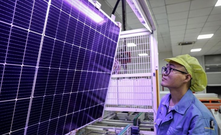 Un trabajador produce módulos solares fotovoltaicos utilizados para paneles solares en un taller en la ciudad de Huaian, en la provincia oriental china de Jiangsu, el 5 de septiembre de 2023. (STR/AFP vía Getty Images)