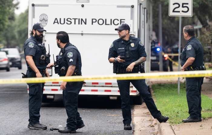 El Departamento de Policía de Austin investiga la escena del crimen después de que un oficial de policía de Austin muriera tras un tiroteo en el sur de Austin, Texas, el 11 de noviembre de 2023. (Mikala Compton/Austin American-Statesman vía AP)