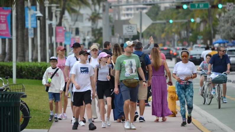 Turistas pasean el 19 de febrero de 2024 en la turística calle de Ocean Drive, en Miami Beach, Florida (EE.UU.). EFE/ Antoni Belchi