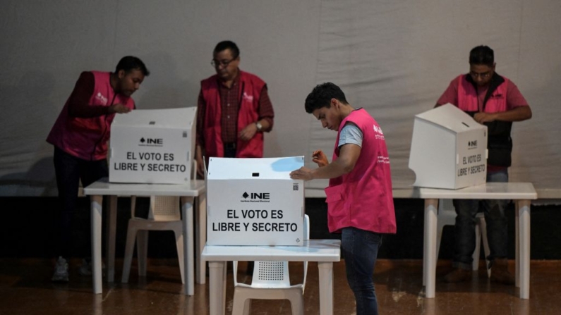 Personal del Instituto Nacional Electoral (INE) prepara las casillas en el Reclusorio Preventivo Varonil Norte durante el mecanismo de voto anticipado para elegir presidente de los reclusos preventivos en la Ciudad de México (México), el 6 de mayo de 2024. (Yuri Cortez/AFP vía Getty Images)