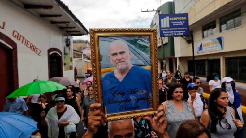 Familiares y amigos del preso político nicaragüense-estadounidense Eddy Montes Praslin, asesinado en un motín en la cárcel de máxima seguridad La Modelo, acompañan su féretro hacia la catedral en Matagalpa, a unos 124 km al sureste de Managua, el 19 de mayo de 2019. (Inti Ocon/AFP vía Getty Images)
