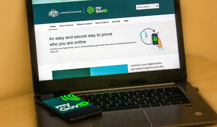 Una imagen de la aplicación del teléfono y la portada del portal y sitio web MyGov ID (identificación digital) de Australia, tomada en Perth, Australia Occidental, el 22 de enero de 2024. (Wade Zhong/The Epoch Times)