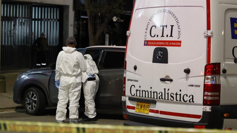 Agentes del Cuerpo Técnico de Investigación (C.T.I) de la Fiscalía investigan la zona donde el director de la cárcel La Modelo de Bogotá, el coronel retirado de la Policía Élmer Fernández, fue asesinado este jueves 16 de mayo de 2024 por sicarios. EFE/ Mauricio Dueñas Castañeda
