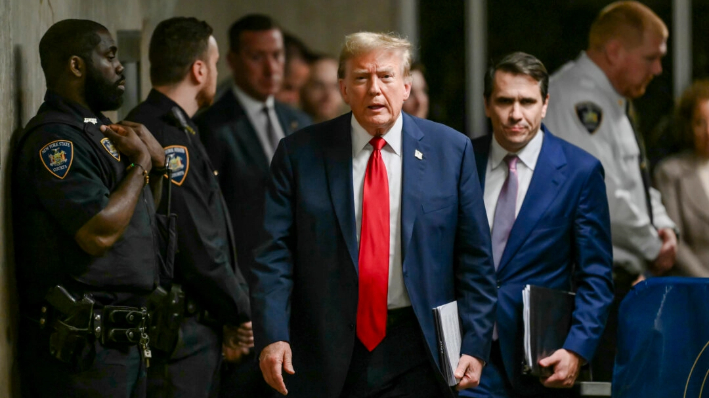 El expresidente Donald Trump camina para hablar con la prensa después de salir de la corte durante su juicio en el Tribunal Penal de Manhattan en la ciudad de Nueva York el 16 de mayo de 2024. (Angela Weiss-Pool/Getty Images)