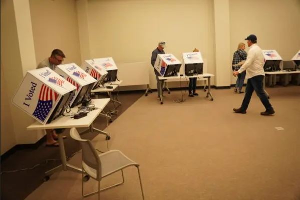 Votantes rellenan sus papeletas para las elecciones primarias republicanas en la Biblioteca John's Island en Johns Island, Carolina del Sur, el 24 de febrero de 2024. (Ivan Pentchoukov/The Epoch Times)