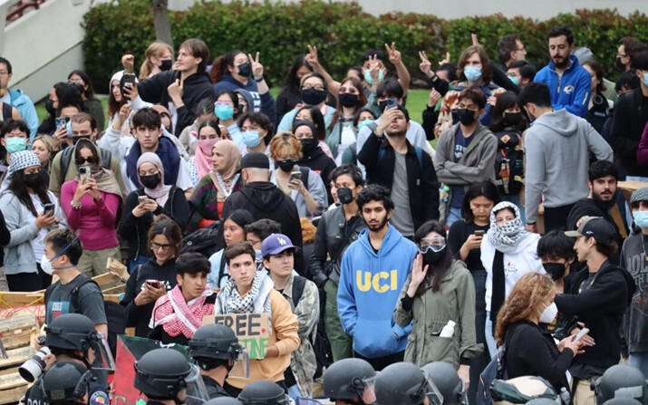 La policía se enfrenta a estudiantes y activistas pro-palestinos durante una protesta en la Universidad de California-Irvine, en Irvine, California, el 15 de mayo de 2024. (May He/The Epoch Times)
