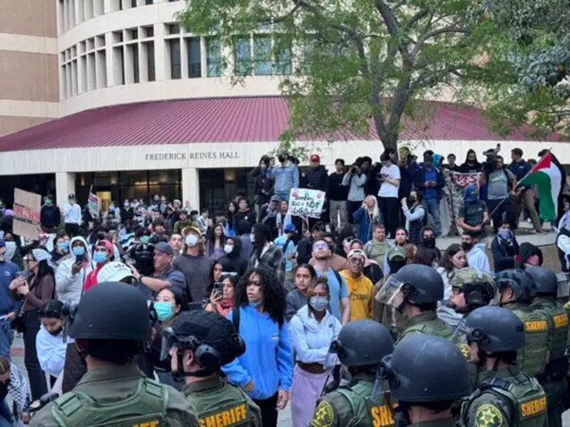 La policía intenta disolver una protesta propalestina en la Universidad de California-Irvine en Irvine, California, el 15 de mayo de 2024. (Rudy Blalock/The Epoch Times)