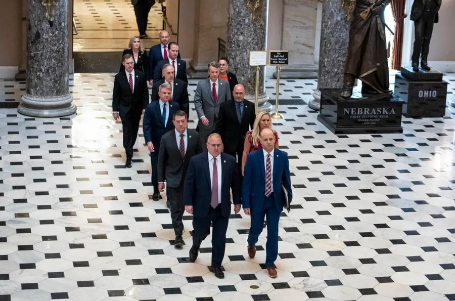 El equipo de destitución de la Cámara de Representantes entrega los Artículos de Destitución del Secretario del Departamento de Seguridad Nacional (DHS) Alejandro Mayorkas al Senado en Washington el 16 de abril de 2024. (Madalina Vasiliu/The Epoch Times)