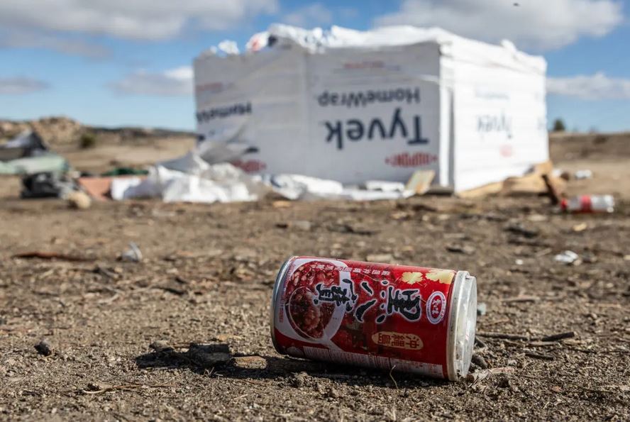 Basura china en un campamento de inmigrantes en Jacoumba, California, el 10 de enero de 2024. (John Fredricks/The Epoch Times)