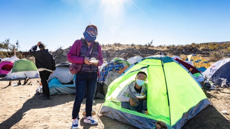 Migrantes chinos se instalan en Willow Camp antes de ser procesados por agentes de la Patrulla Fronteriza en Jacumba, California, el 6 de diciembre de 2023. (John Fredricks/The Epoch Times)