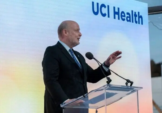 El rector de la Universidad de California-Irvine, Howard Gillman, preside la ceremonia de colocación de la primera piedra de un nuevo complejo médico, situado en el campus de Irvine, California, el 15 de noviembre de 2021. (Cortesía de Steve Zylius)