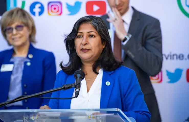 La alcaldesa de Irvine, Farrah Khan, habla en el Ayuntamiento de Irvine, el 15 de noviembre de 2021. (John Fredricks/The Epoch Times)