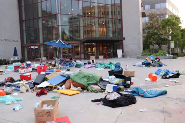 Desechos tras la protesta pro-palestina en la Universidad de California-Irvine en Irvine, California, el 15 de mayo de 2024. (May He/The Epoch Times)