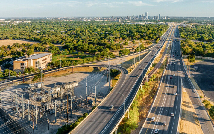 Vista aérea de una central eléctrica junto a un paso elevado de una autopista, en Austin, Texas, el 18 de agosto de 2023. (Brandon Bell/Getty Images)
