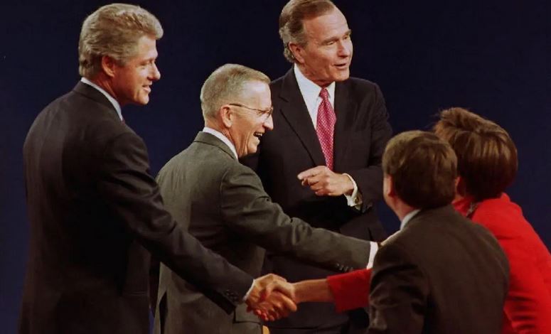 Los candidatos a la presidencia de EE.UU. Bill Clinton (izda.), Ross Perot (cen.) y el presidente George Bush (dcha.) se dan la mano tras la conclusión del último debate el 19 de octubre de 1992. (J. David Ake/AFP vía Getty Images)