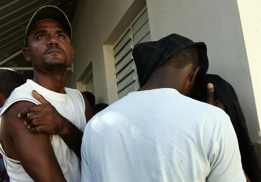 Detienen a 13 dominicanos ilegales al desembarcar en el noroeste de Puerto Rico
