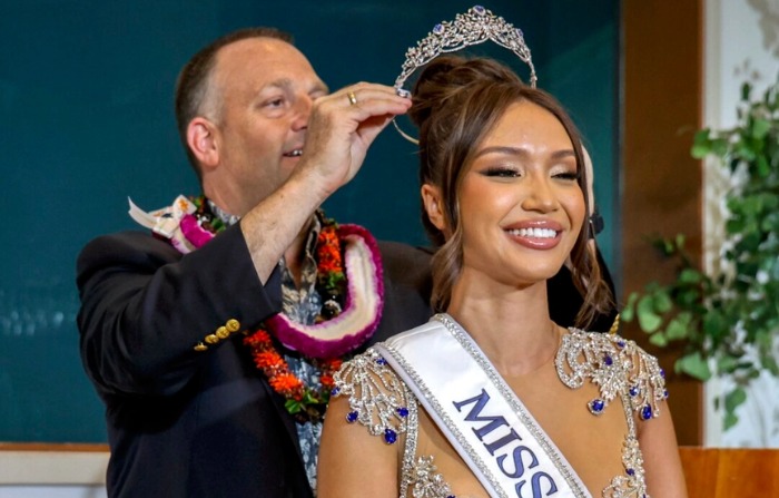 El gobernador de Hawaii, Josh Green, corona a Savannah Gankiewicz Miss USA 2023 en Honolulu el 15 de mayo de 2024. (Oficina del gobernador Josh Green, MD vía AP)