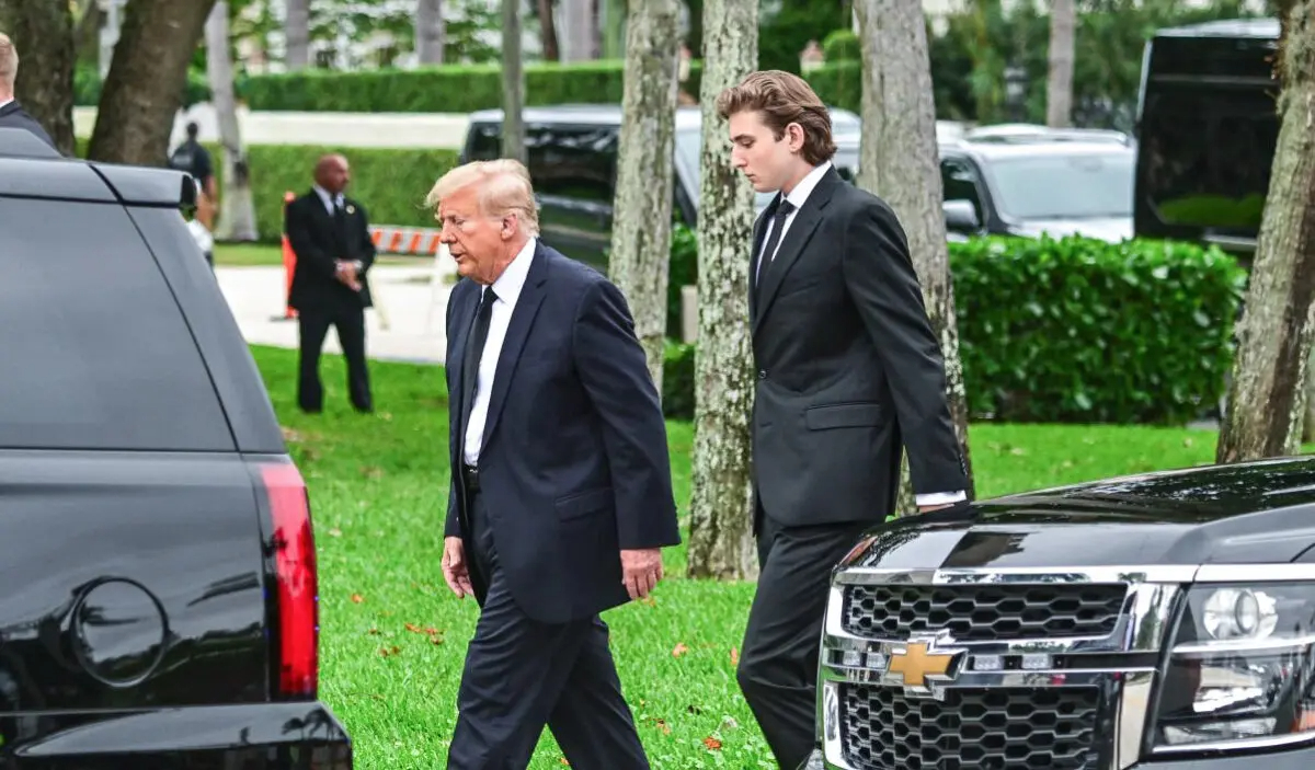 El expresidente Donald Trump y su hijo Barron Trump asisten al funeral de la madre de la ex primera dama Melania Trump, Amalija Knavs, en la iglesia Bethesda-by-the-Sea en Palm Beach, Florida, el 18 de enero de 2024. (Giorgio Viera/AFP vía Getty Images)