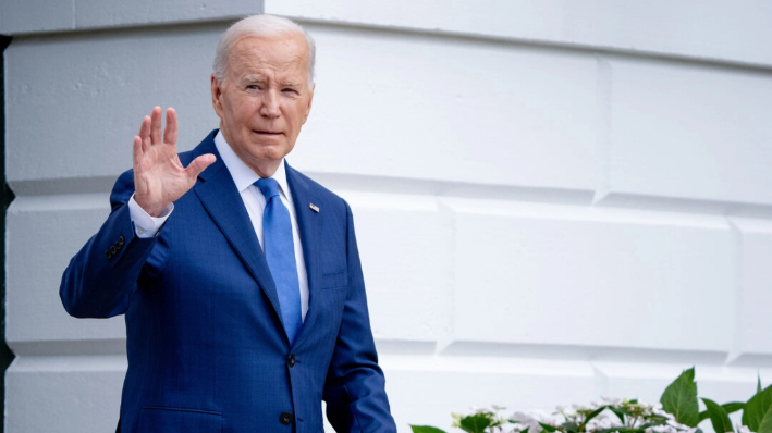El presidente Joe Biden saluda mientras se dirige al Marine One en el Jardín Sur de la Casa Blanca en Washington el 8 de mayo de 2024. (Andrew Harnik/Getty Images)