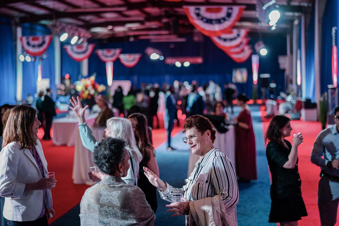 La gente socializa en una celebración y cena del Partido Demócrata de Carolina del Sur en el recinto ferial del estado en Columbia, Carolina del Sur, el 27 de enero de 2024. (Sean Rayford/Getty Images)