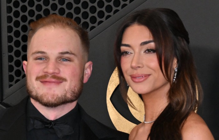 Zach Bryan y su novia Brianna LaPaglia llegan a la 66ª Entrega Anual de los Premios Grammy en Los Ángeles, California, el 4 de febrero de 2024. (Robyn Beck/AFP vía Getty Images)