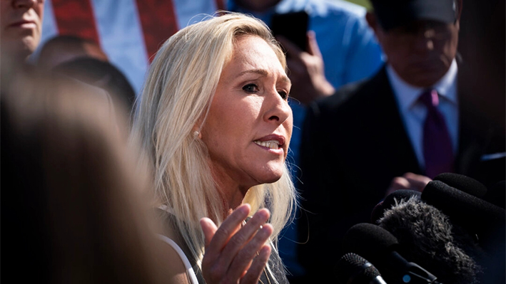 La representante Marjorie Taylor Greene (R-Ga.) habla durante una rueda de prensa sobre una moción para anular el procedimiento contra el presidente de la Cámara Mike Johnson (R-La.) en Washington el 1 de mayo de 2024. (Madalina Vasiliu/The Epoch Times)