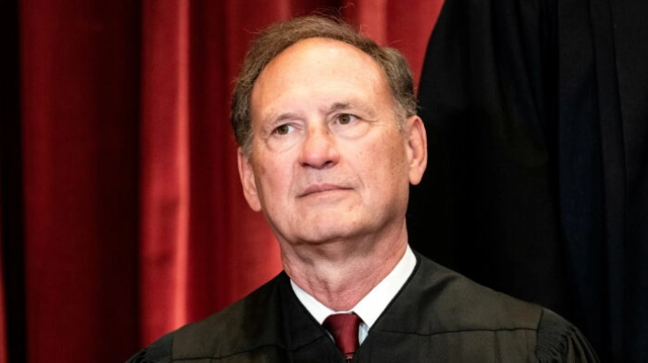 Demócratas piden a juez de la Corte Suprema que se recuse por suceso de bandera invertida