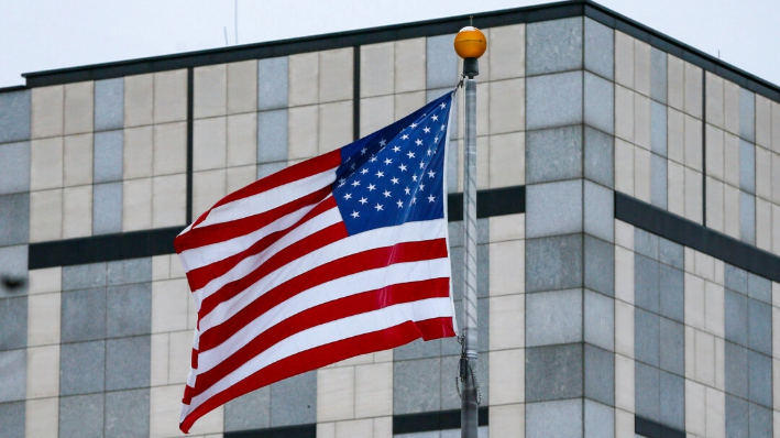 Una bandera ondea al viento en una embajada estadounidense en una foto de archivo. (Gleb Garanich/Reuters)