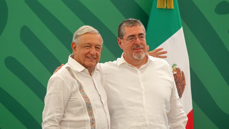 El presidente de México, Andrés Manuel López Obrador (i), y su homólogo de Guatemala, Bernardo Arévalo (d), se despiden al término de un mensaje a medios en el municipio de Tapachula en Chiapas (México), el 17 de mayo de 2024. EFE/Juan Manuel Blanco