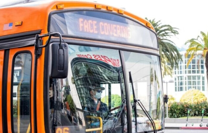 Un hombre conduce un autobús en el centro de Los Ángeles, en una foto de archivo. (Valerie Macon/AFP vía Getty Images)