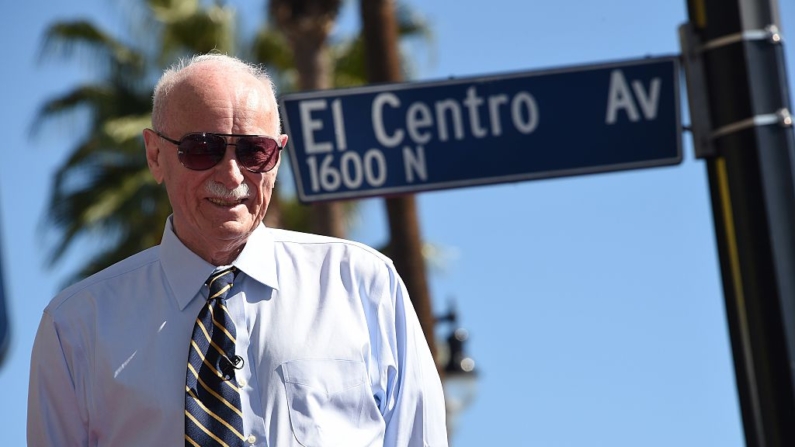 El actor Dabney Coleman es honrado con la estrella 2533 en el Paseo de la Fama de Hollywood, el 6 de noviembre de 2014 en Hollywood, California. (Robyn Beck/AFP vía Getty Images)