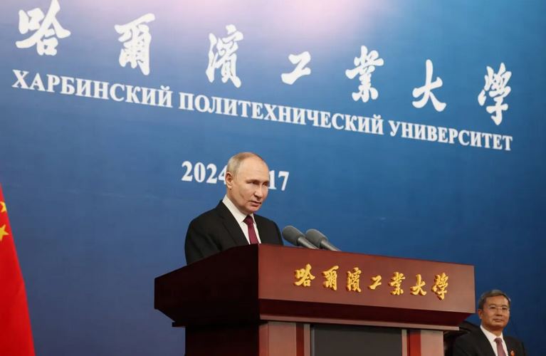 El presidente de Rusia, Vladimir Putin, se reúne con estudiantes del Instituto de Tecnología de Harbin, en la ciudad nororiental de Harbin, China, el 17 de mayo de 2024. (Mikhail Metzel/Pool/AFP vía Getty Images)