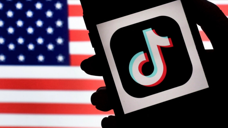 La imagen muestra el logotipo de la aplicación de redes sociales TikTok en la pantalla de un iPhone, con un fondo de bandera estadounidense en Arlington, Virginia, el 3 de agosto de 2020. (Olivier Douliery/AFP vía Getty Images)