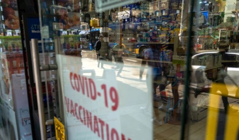 Una farmacia anuncia vacunas contra COVID-19 en un escaparate en el barrio de Queens de Nueva York, el 11 de mayo de 2023. (Spencer Platt/Getty Images)