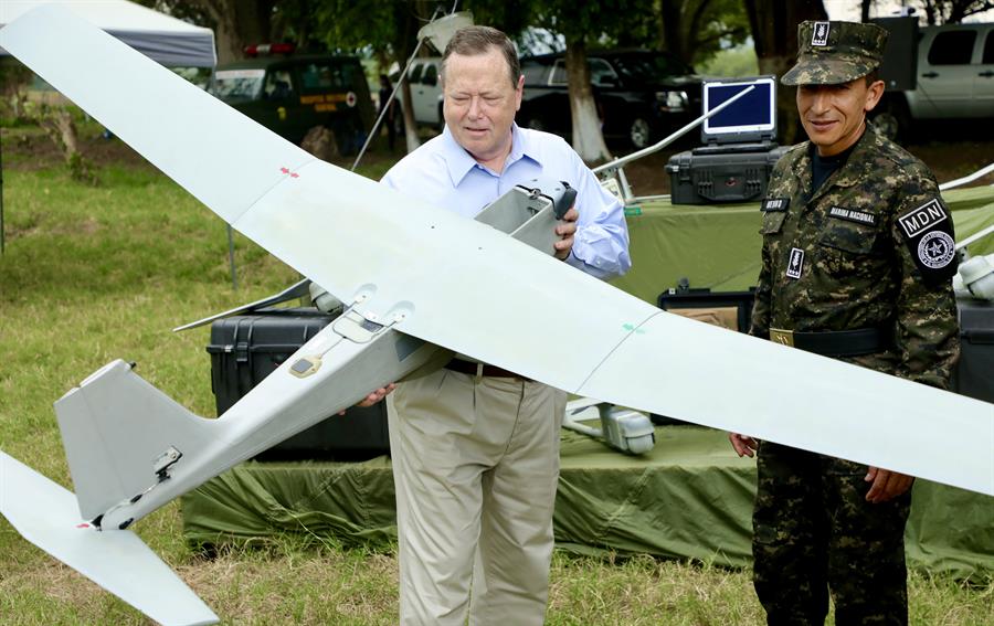 EE.UU. dona drones a El Salvador para vigilar cruces ilegales de migrantes